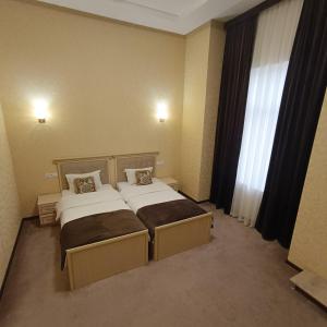 Postel nebo postele na pokoji v ubytování Grand Caravan Hotel