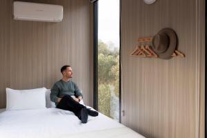 Ένα ή περισσότερα κρεβάτια σε δωμάτιο στο Bunjil X by Tiny Away