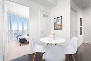 Χώρος καθιστικού στο Modern Cityplace Escape with Balcony Views