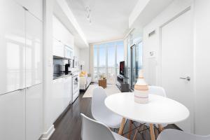 Η κουζίνα ή μικρή κουζίνα στο Modern Cityplace Escape with Balcony Views +8 φωτογραφίες