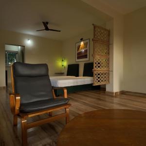 Un dormitorio con una cama y una silla en una habitación. en 360 Agonda, en Agonda 30 fotos más