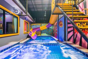 Πισίνα στο ή κοντά στο บ้านพักชะอำ ณิสราพูลวิลล่า +9 φωτογραφίες