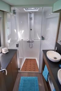 ein Badezimmer mit Dusche und Waschbecken in der Unterkunft Catamaran Liveaboard Charters Mauritius in Rivière Noire + 32 Fotos