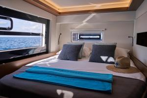 ein Schlafzimmer mit einem großen Bett mit Hut darauf in der Unterkunft Catamaran Liveaboard Charters Mauritius in Rivière Noire