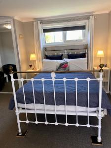 デロレインにあるHeart of Deloraineの窓のある白いベッドのある寝室