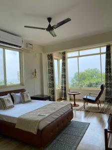 Un dormitorio con una cama y un ventilador de techo. en 360 Agonda, en Agonda