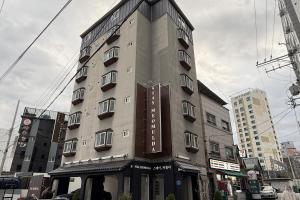 Tòa nhà nơi nhà nghỉ ven đường tọa lạc