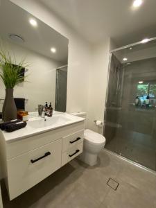 Koupelna v ubytování Urban Retreat - Shared Apartment with Queen Bed and Private Ensuite