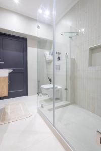 Ένα μπάνιο στο Villa Noor Modern 2 Bed Luxury Retreat +23 φωτογραφίες