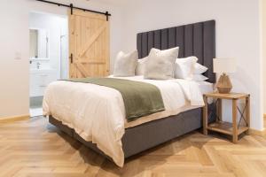 Ένα ή περισσότερα κρεβάτια σε δωμάτιο στο Villa Noor Modern 2 Bed Luxury Retreat