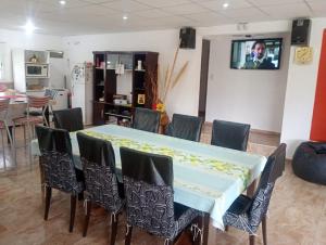 ein Esszimmer mit Tisch und Stühlen in der Unterkunft La Soñada in Villa Parque Siquiman