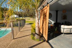 Πισίνα στο ή κοντά στο Eight Acres Lakes Entrance +49 φωτογραφίες