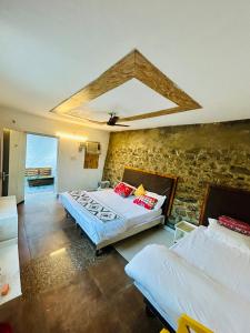 Postel nebo postele na pokoji v ubytování Vedagiri Retreat