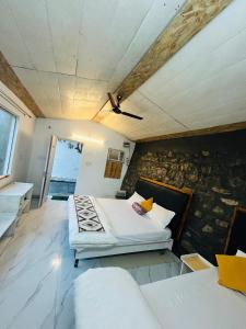 Postel nebo postele na pokoji v ubytování Vedagiri Retreat