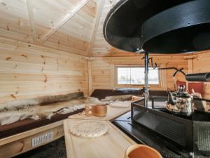 een keuken met een fornuis in een houten huisje bij 1 Gilpin House in Kendal