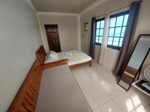 Un pat sau paturi într-o cameră la Lucky one transient 3mins walk from whart