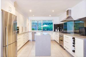 Køkken eller tekøkken på Ukiyo Coastal Retreat