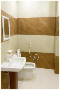 Et badeværelse på Surajmal Road The Dixit Premium Residency Near Bankebihari Temple Pushpanjali - Premanand Maharaj - Free Parking and Free Wifi Restaurant Facilities - Fully Air conditioning Premium Room - Best Premium Hotel In Vrindavan