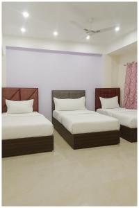 En eller flere senge i et værelse på Surajmal Road The Dixit Premium Residency Near Bankebihari Temple Pushpanjali - Premanand Maharaj - Free Parking and Free Wifi Restaurant Facilities - Fully Air conditioning Premium Room - Best Premium Hotel In Vrindavan + 10 billeder