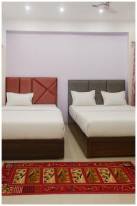En eller flere senge i et værelse på Surajmal Road The Dixit Premium Residency Near Bankebihari Temple Pushpanjali - Premanand Maharaj - Free Parking and Free Wifi Restaurant Facilities - Fully Air conditioning Premium Room - Best Premium Hotel In Vrindavan