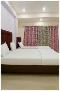 En eller flere senge i et værelse på Surajmal Road The Dixit Premium Residency Near Bankebihari Temple Pushpanjali - Premanand Maharaj - Free Parking and Free Wifi Restaurant Facilities - Fully Air conditioning Premium Room - Best Premium Hotel In Vrindavan