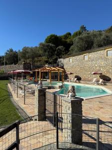 Bazén v ubytování Agriturismo Gli Ulivi nebo v jeho okolí