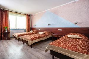 pokój hotelowy z 3 łóżkami w pokoju w obiekcie Hotel Irys w mieście Lublin