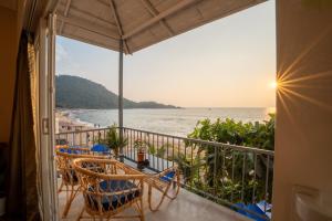 un balcone con sedie e vista sulla spiaggia di Agonda Brown Sand ad Agonda