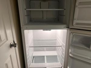 SolStar Suite - Steps From Tucson's NEW Casino في توسان: ثلاجة فارغة وبابها مفتوح في مطبخ