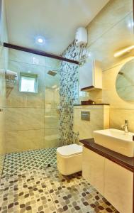 バルカラにあるamaze Beach Resortのトイレ、洗面台、シャワー付きのバスルーム