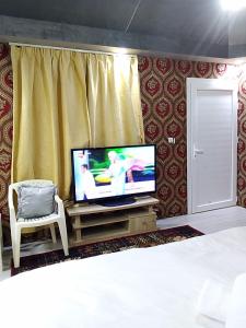 Телевизор и/или развлекательный центр в Andalusia Farm Resort Whole Farm