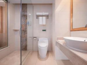 Koupelna v ubytování Vienna Hotel Hunan Jishou Fenghuang Ancient City + 81 fotografií