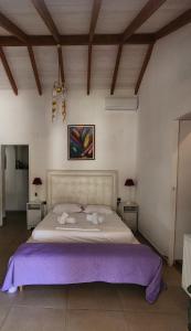 Postel nebo postele na pokoji v ubytování Owl's Nest