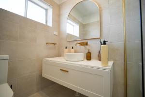 Ένα μπάνιο στο Anzac Highway Getaway Apartment in Plympton