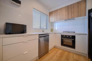 Η κουζίνα ή μικρή κουζίνα στο Anzac Highway Getaway Apartment in Plympton +5 φωτογραφίες