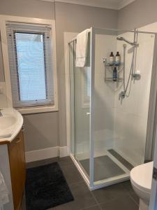 デロレインにあるHeart of Deloraineのシャワーと洗面台付きのバスルーム +33枚の写真