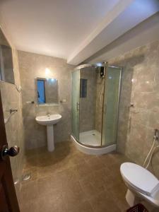 キャンディにあるVilla Begoniaのシャワー、トイレ、洗面台を備えたバスルーム +50枚の写真