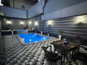 タシュケントにあるArt Tashkentのパティオ(テーブル、椅子付)のスイミングプールを利用できます。