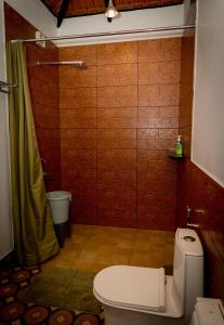 une salle de bain avec toilettes et douche dans l'établissement Happy Haven Farmstay, à Mangalore