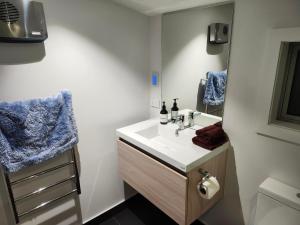 Et badeværelse på Peninsular Lakefront + 31 billeder