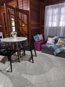 Cantinho do Sonho - Chalé Areia في باليوسا: غرفة معيشة مع طاولة وأريكة