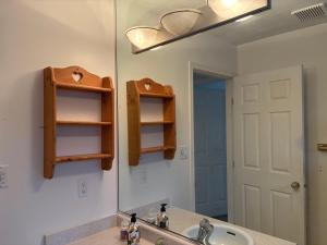 Et badeværelse på Vancouver Guest House - Airport & Downtown 15 Min - Free Parking & Fast Wi-Fi