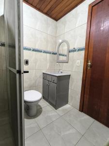 Cantinho do Sonho - Chalé Areia في باليوسا: حمام مع مرحاض ومغسلة