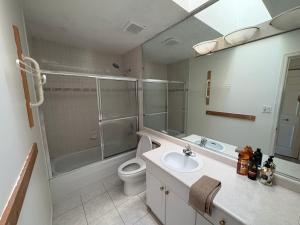 Et badeværelse på Vancouver Guest House - Airport & Downtown 15 Min - Free Parking & Fast Wi-Fi + 3 billeder