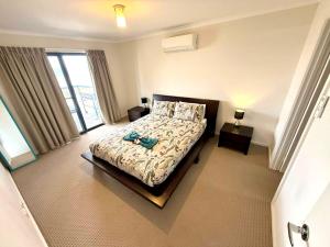 Ένα ή περισσότερα κρεβάτια σε δωμάτιο στο Sandcastle - A Esplanade Place, Stunning Views