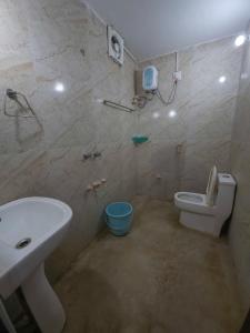 Koupelna v ubytování Velu Residency