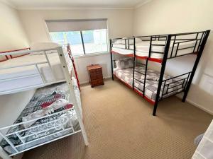 Кровать или кровати в номере Sandcastle - A Esplanade Place, Stunning Views