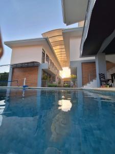 La alberca dentro o cerca de Havana Jaco