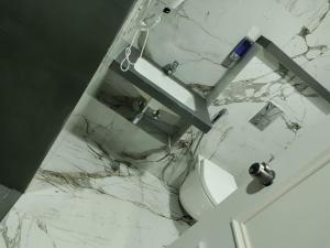 Ένα μπάνιο στο Halo Urban Suite