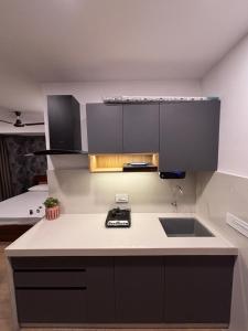 Η κουζίνα ή μικρή κουζίνα στο Halo Urban Suite